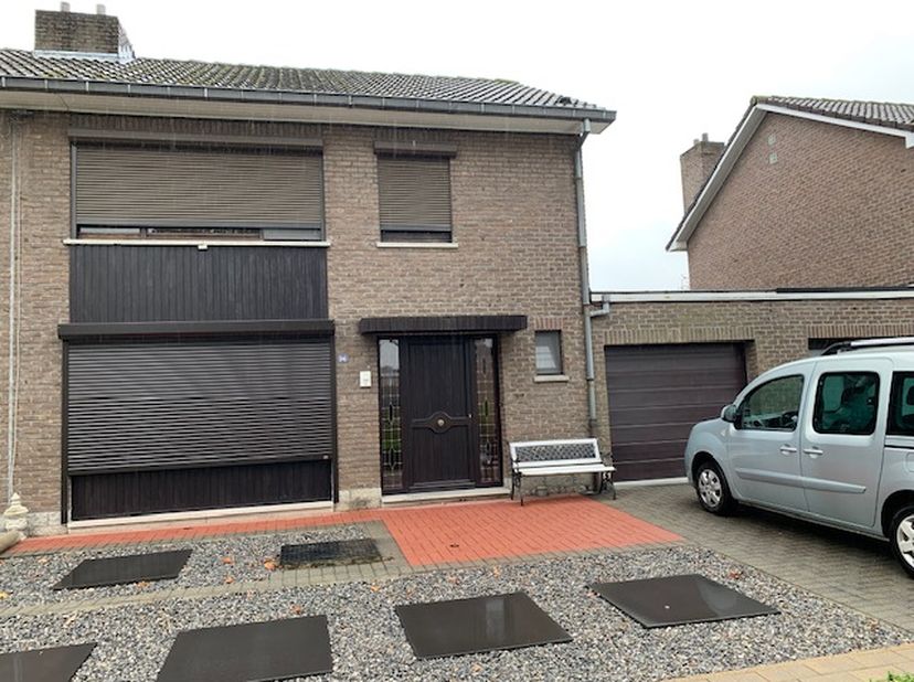 Instapklare, rustig gelegen, rijwoning met 3 slaapkamers op loopafstand van het centrum van Koersel, dichtbij  alle nutsvoorzieningen zoals apotheker,